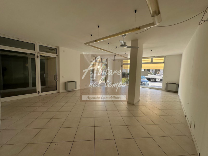 CITTADELLA - BORGO BASSANO

Proponiamo in locazione un negozio di 60mq vetrinato su due lati e co...