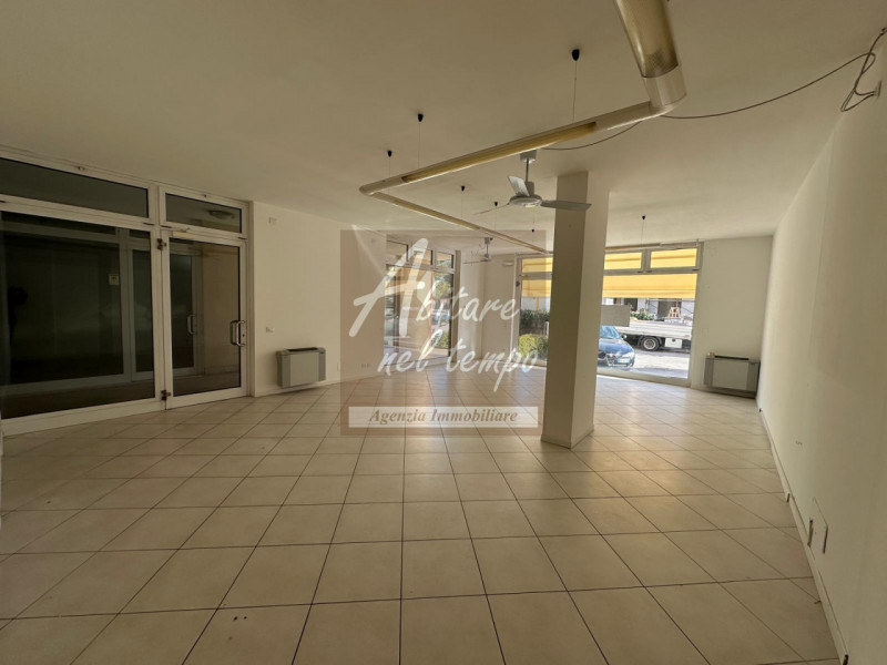 CITTADELLA - BORGO BASSANO

Proponiamo in locazione un negozio di 60mq vetrinato su due lati e co...