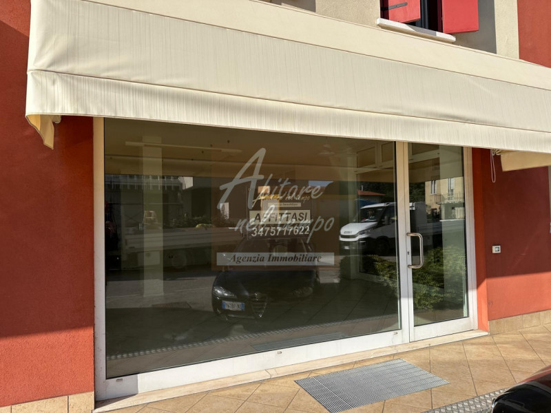 CITTADELLA - BORGO BASSANO

Proponiamo in locazione un negozio di 60mq vetrinato su due lati e co...