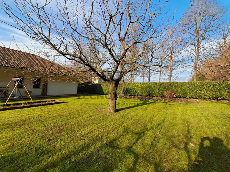 Scopri questa splendida villa bifamiliare situata nella ricercatissima zona residenziale di Monte...