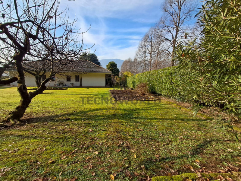Scopri questa splendida villa bifamiliare situata nella ricercatissima zona residenziale di Monte...