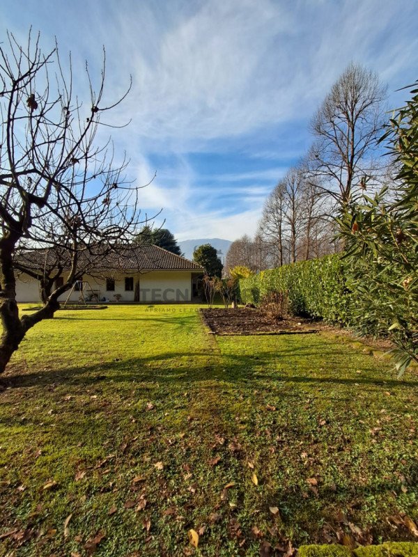 Scopri questa splendida villa bifamiliare situata nella ricercatissima zona residenziale di Monte...