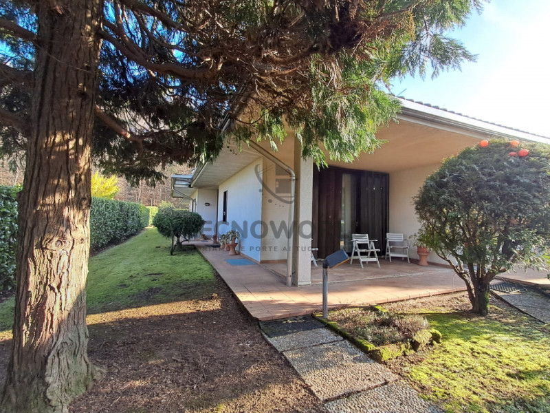 Scopri questa splendida villa bifamiliare situata nella ricercatissima zona residenziale di Monte...