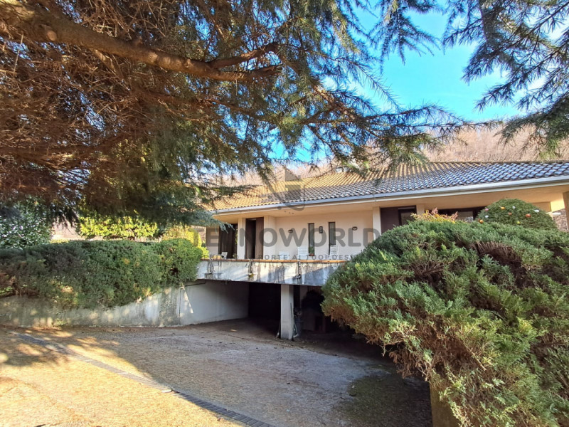 Scopri questa splendida villa bifamiliare situata nella ricercatissima zona residenziale di Monte...