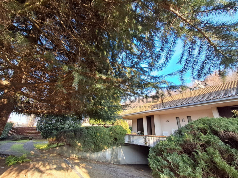 Scopri questa splendida villa bifamiliare situata nella ricercatissima zona residenziale di Monte...