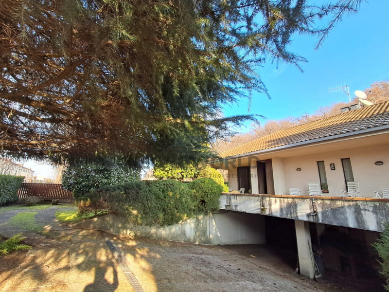 Scopri questa splendida villa bifamiliare situata nella ricercatissima zona residenziale di Monte...