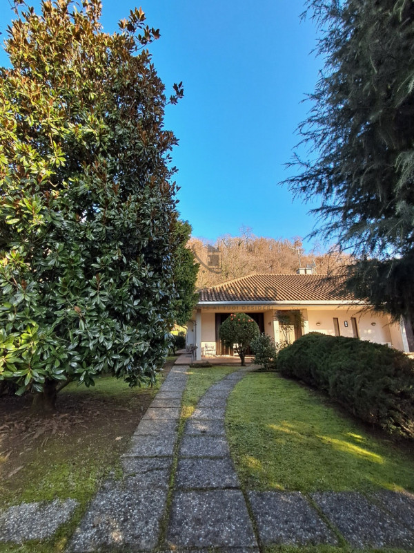 Scopri questa splendida villa bifamiliare situata nella ricercatissima zona residenziale di Monte...