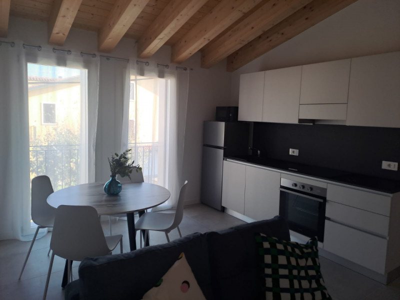 In una posizione privilegiata nel cuore di Sovizzo, proponiamo in locazione un raffinato miniappa...