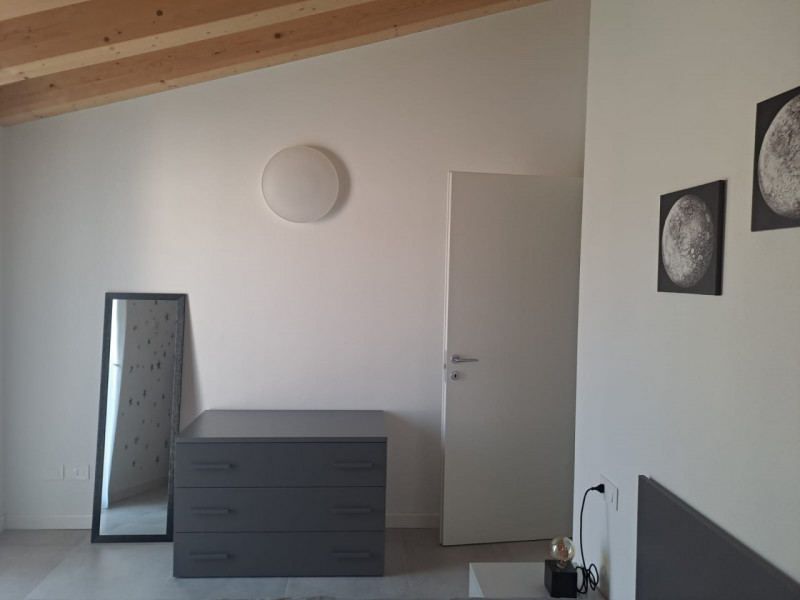 In una posizione privilegiata nel cuore di Sovizzo, proponiamo in locazione un raffinato miniappa...