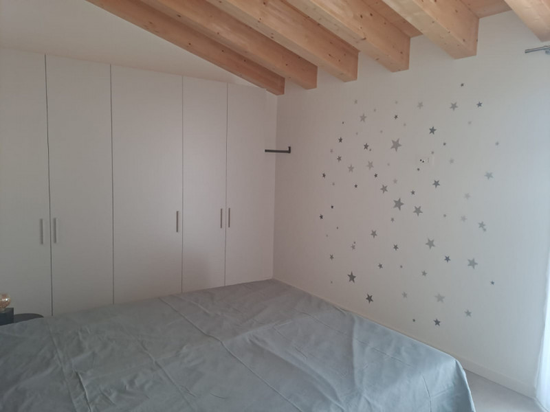 In una posizione privilegiata nel cuore di Sovizzo, proponiamo in locazione un raffinato miniappa...