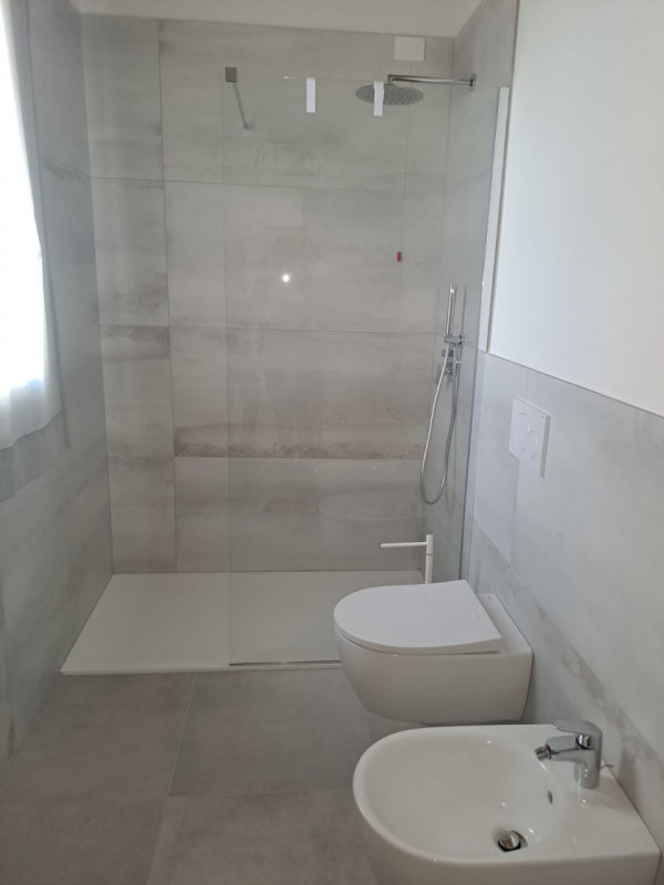 In una posizione privilegiata nel cuore di Sovizzo, proponiamo in locazione un raffinato miniappa...