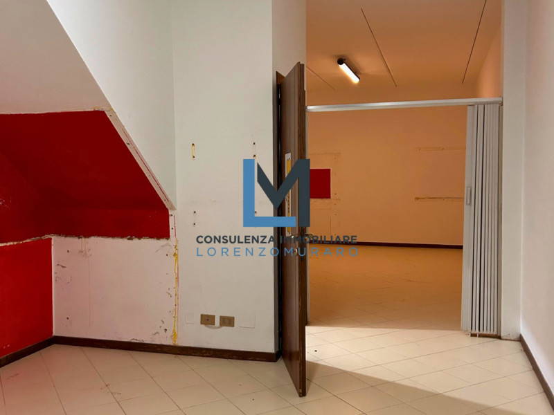 Proponiamo in affitto negozio commerciali a Montebelluna in zona centrale.
L'immobile, disponibil...