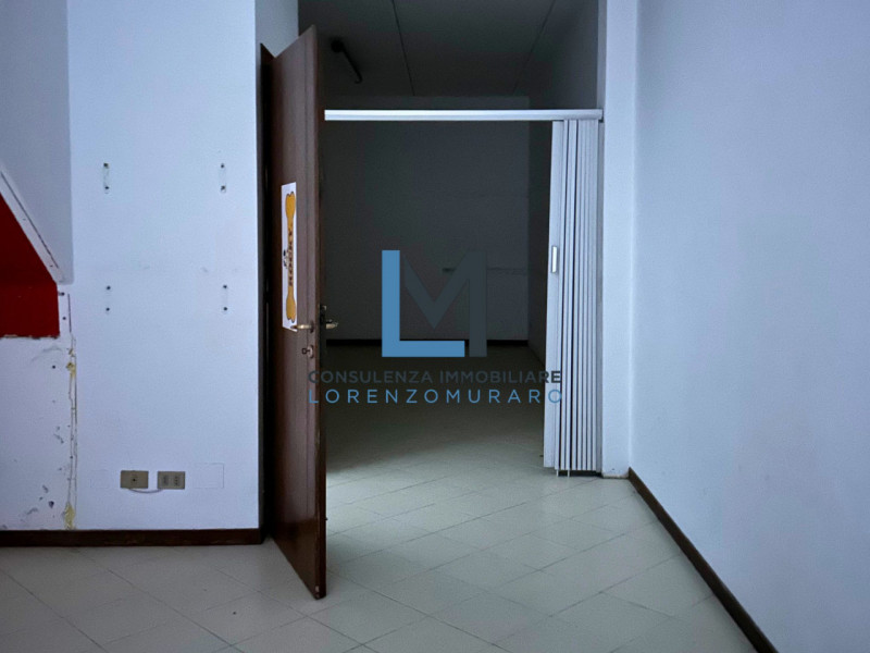 Proponiamo in affitto negozio commerciali a Montebelluna in zona centrale.
L'immobile, disponibil...