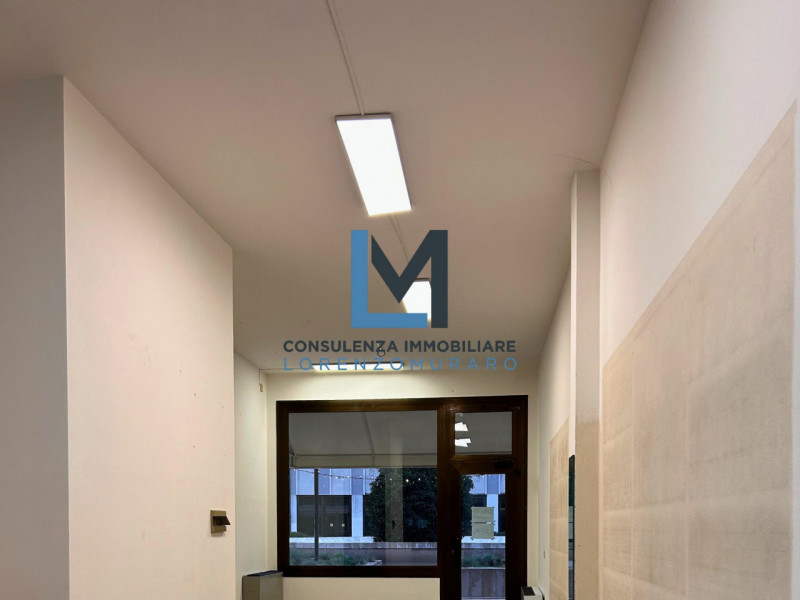 Proponiamo in affitto negozio commerciali a Montebelluna in zona centrale.
L'immobile, disponibil...