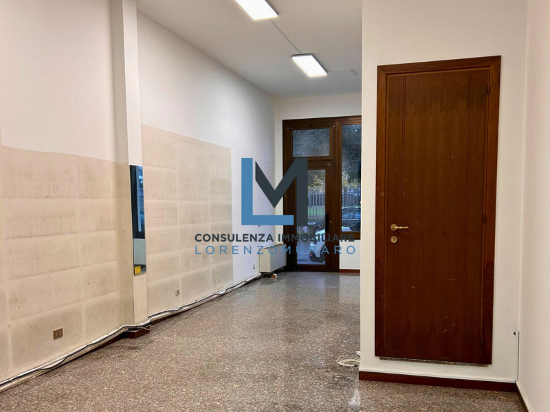 Proponiamo in affitto negozio commerciali a Montebelluna in zona centrale.
L'immobile, disponibil...