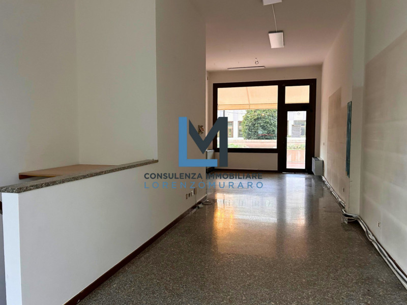 Proponiamo in affitto negozio commerciali a Montebelluna in zona centrale.
L'immobile, disponibil...