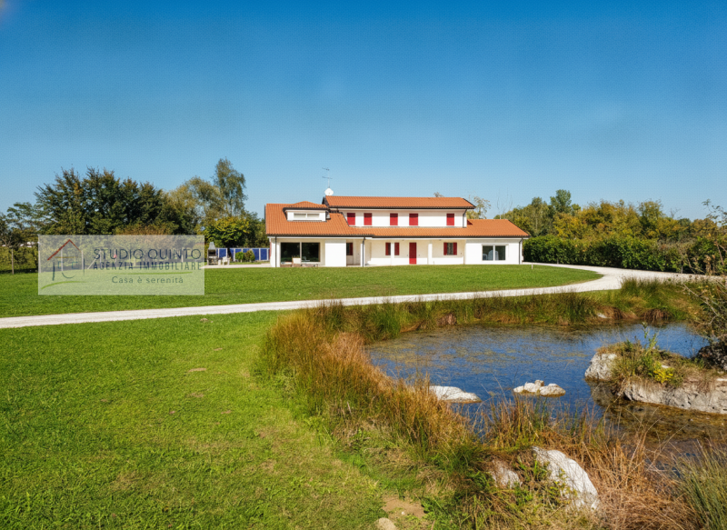 Splendida villa singola del 2007 su due livelli, dotata di ogni comfort, con ca. 6.000 mq. di sco...