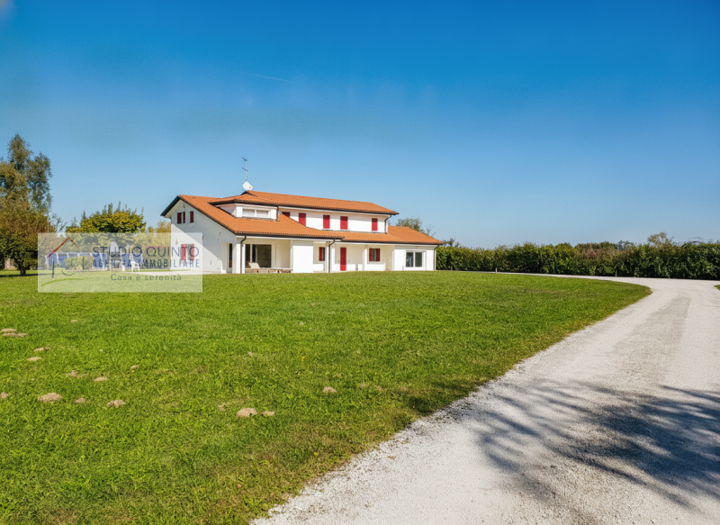 Splendida villa singola del 2007 su due livelli, dotata di ogni comfort, con ca. 6.000 mq. di sco...