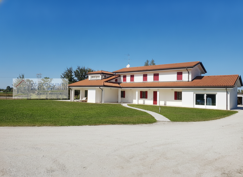 Splendida villa singola del 2007 su due livelli, dotata di ogni comfort, con ca. 6.000 mq. di sco...