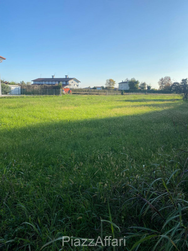Proponiamo in vendita in zona residenziale al centro del paese della frazione di Corte di Piove d...