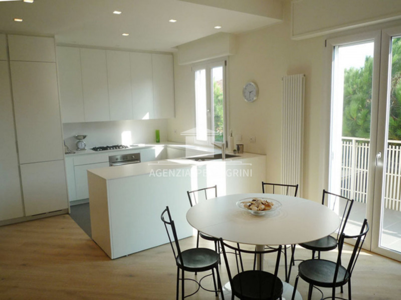 Scopri questo esclusivo attico situato nel cuore del Mercato Nuovo, zona residenziale di prestigi...