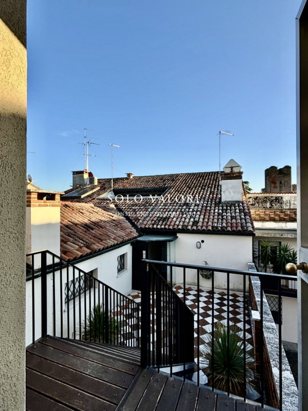 Rif.  A803   (per info  392 6956333 Nada - 335 6198429 Nicola)

Attico da sogno affacciato su Pia...