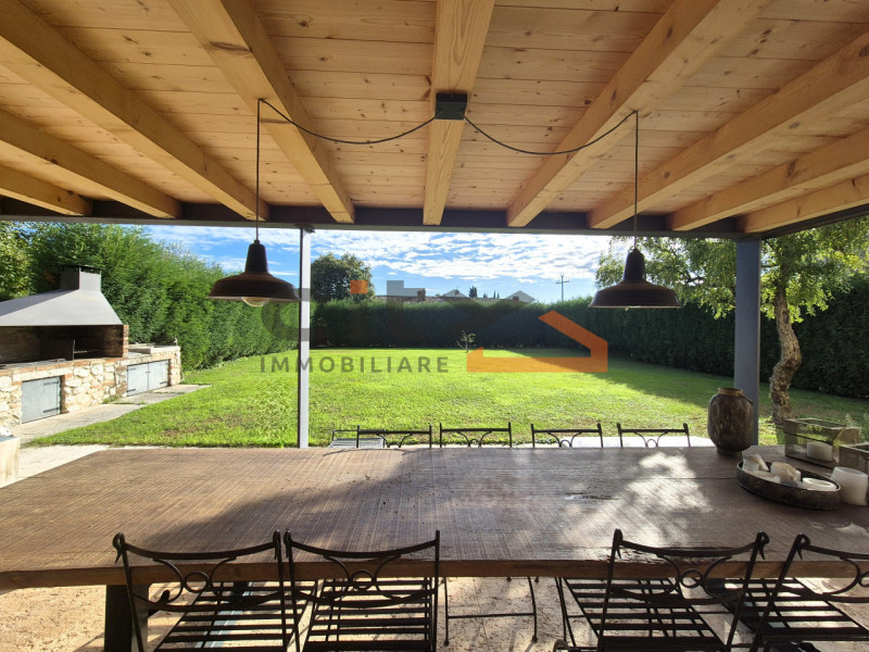 Pieve del Grappa, ai confini con Borso del Grappa – Elegante rustico ristrutturato con ampio giar...