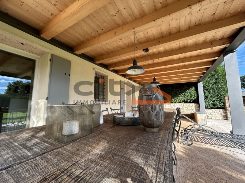 Pieve del Grappa, ai confini con Borso del Grappa – Elegante rustico ristrutturato con ampio giar...