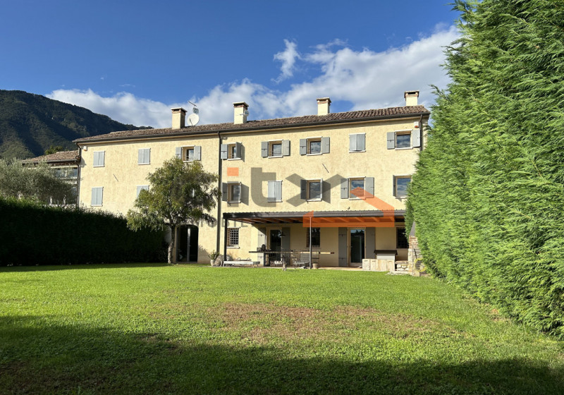 Pieve del Grappa, ai confini con Borso del Grappa – Elegante rustico ristrutturato con ampio giar...