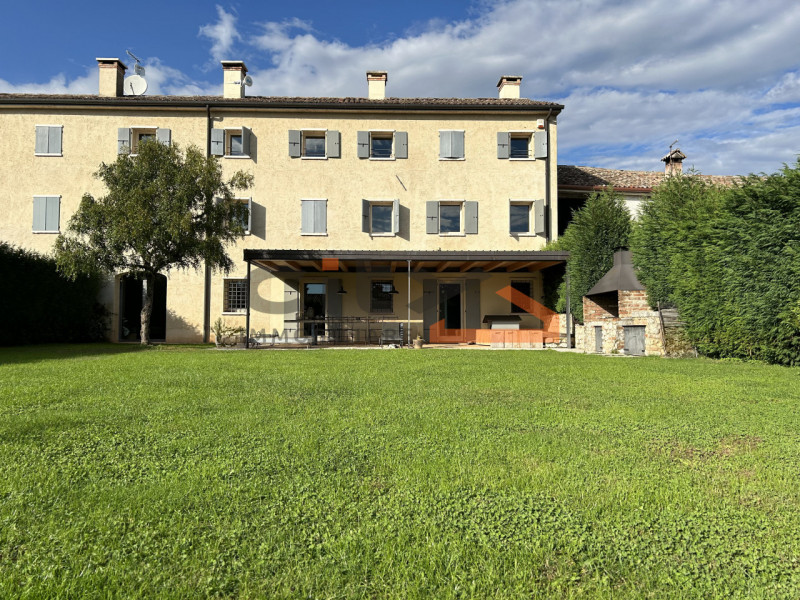 Pieve del Grappa, ai confini con Borso del Grappa – Elegante rustico ristrutturato con ampio giar...