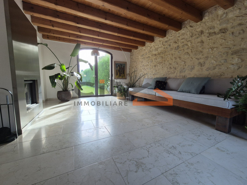 Pieve del Grappa, ai confini con Borso del Grappa – Elegante rustico ristrutturato con ampio giar...