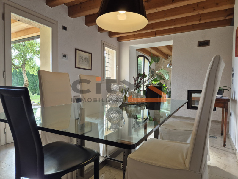 Pieve del Grappa, ai confini con Borso del Grappa – Elegante rustico ristrutturato con ampio giar...