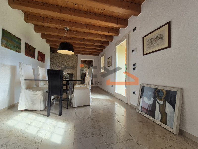 Pieve del Grappa, ai confini con Borso del Grappa – Elegante rustico ristrutturato con ampio giar...