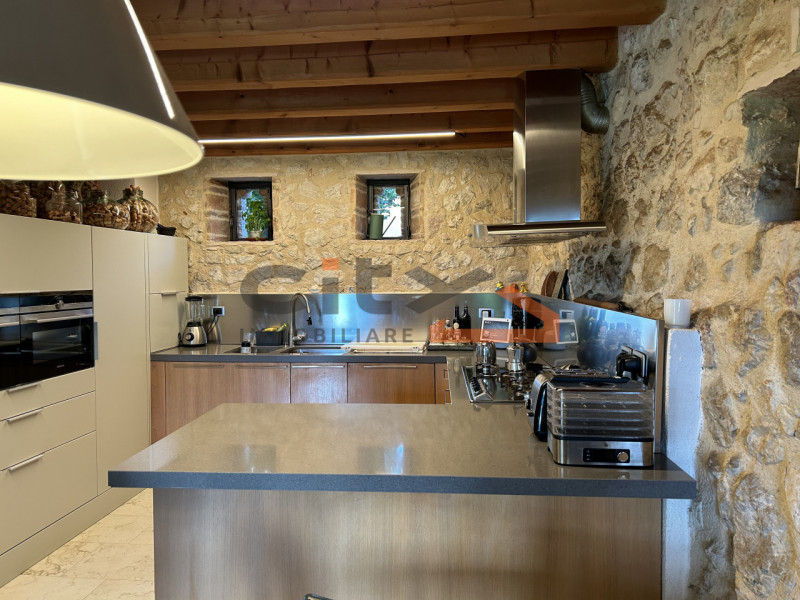 Pieve del Grappa, ai confini con Borso del Grappa – Elegante rustico ristrutturato con ampio giar...