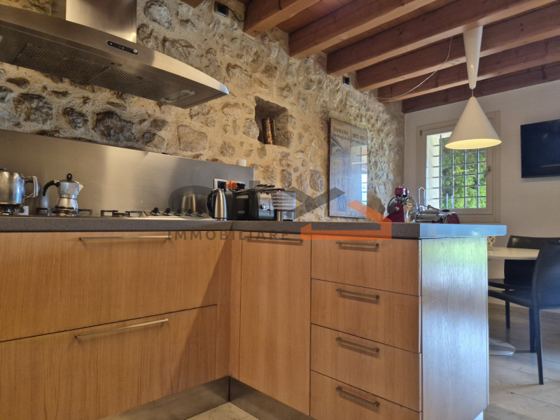 Pieve del Grappa, ai confini con Borso del Grappa – Elegante rustico ristrutturato con ampio giar...