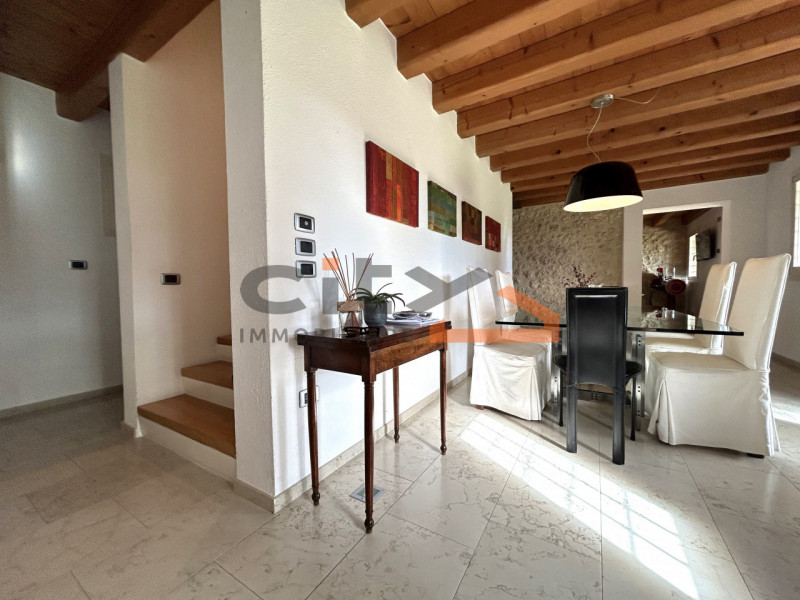 Pieve del Grappa, ai confini con Borso del Grappa – Elegante rustico ristrutturato con ampio giar...