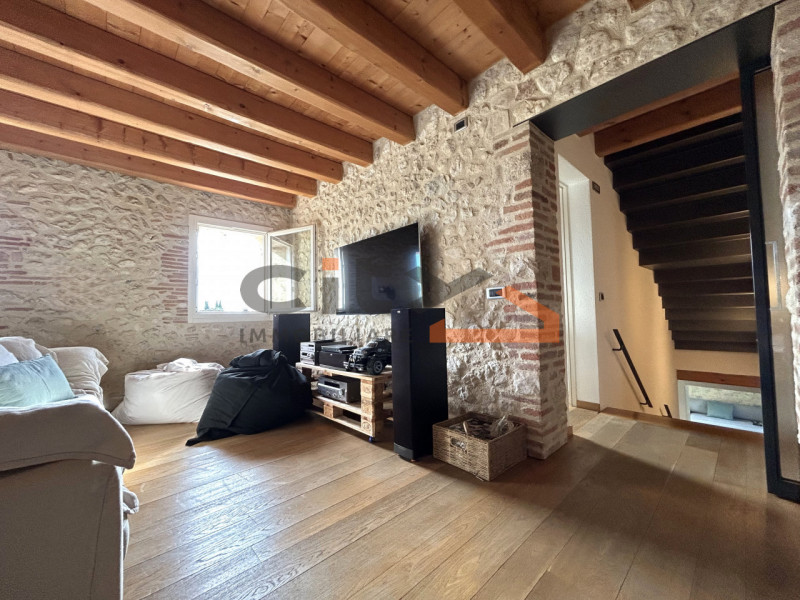 Pieve del Grappa, ai confini con Borso del Grappa – Elegante rustico ristrutturato con ampio giar...