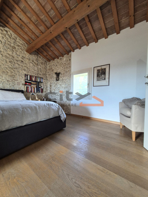 Pieve del Grappa, ai confini con Borso del Grappa – Elegante rustico ristrutturato con ampio giar...