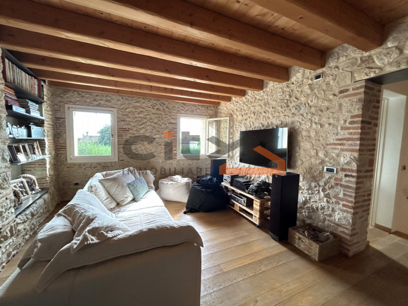 Pieve del Grappa, ai confini con Borso del Grappa – Elegante rustico ristrutturato con ampio giar...