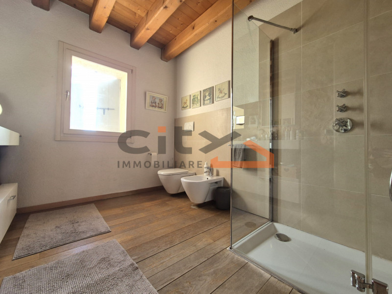 Pieve del Grappa, ai confini con Borso del Grappa – Elegante rustico ristrutturato con ampio giar...