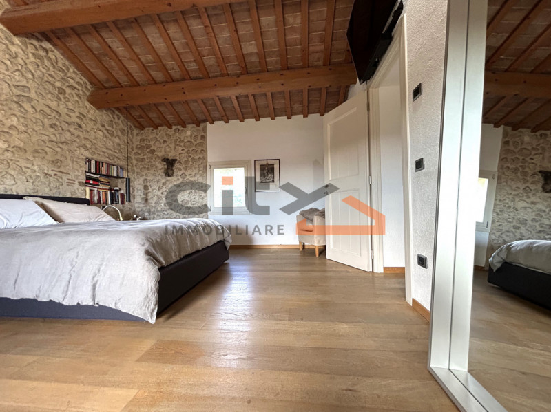 Pieve del Grappa, ai confini con Borso del Grappa – Elegante rustico ristrutturato con ampio giar...