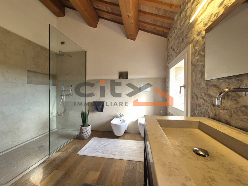 Pieve del Grappa, ai confini con Borso del Grappa – Elegante rustico ristrutturato con ampio giar...