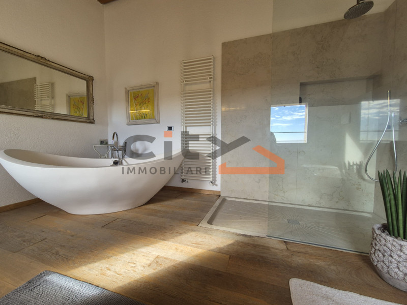 Pieve del Grappa, ai confini con Borso del Grappa – Elegante rustico ristrutturato con ampio giar...