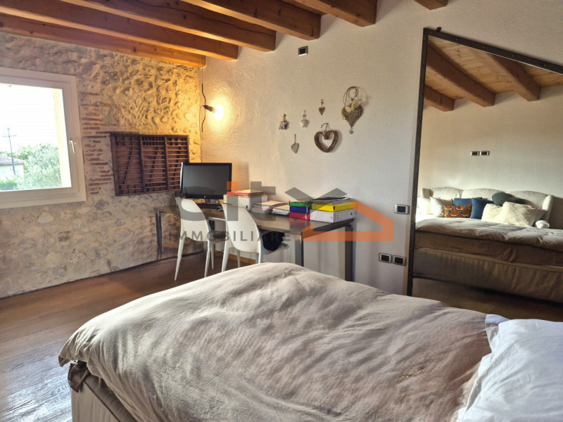 Pieve del Grappa, ai confini con Borso del Grappa – Elegante rustico ristrutturato con ampio giar...