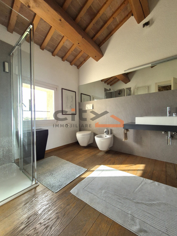 Pieve del Grappa, ai confini con Borso del Grappa – Elegante rustico ristrutturato con ampio giar...