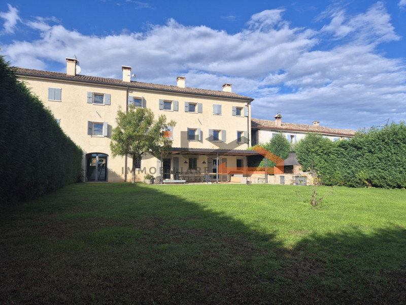 Pieve del Grappa, ai confini con Borso del Grappa – Elegante rustico ristrutturato con ampio giar...