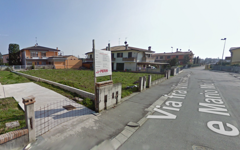 In vendita ampio terreno edificabile di 775 mq. con una possibilità edificatoria di 950 mc, situa...