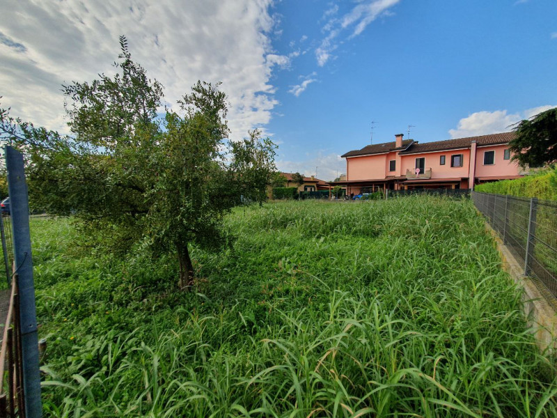 Ad Anguillara Veneta, in via Tabacchificio, proponiamo un terreno edificabile di 622 metri quadra...