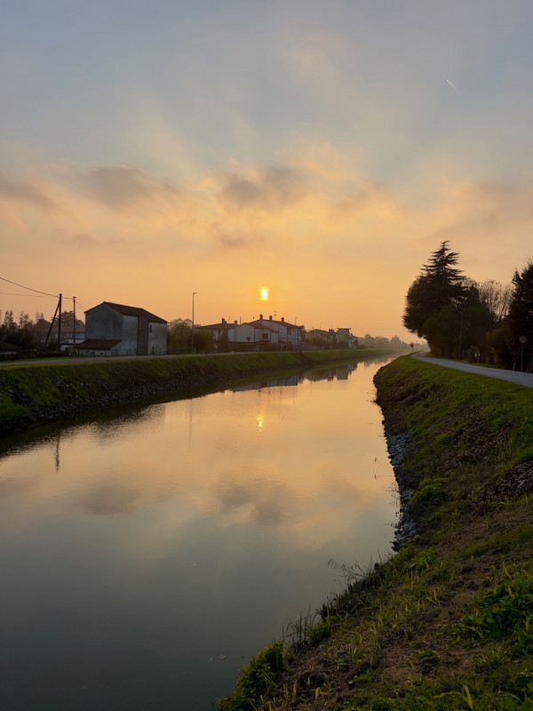 Scopri un'opportunità unica di investimento nel cuore di Correzzola. Proponiamo in vendita un amp...
