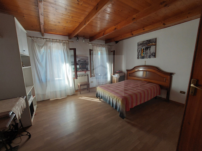 POVOLARO-DUEVILLE 

Se cerchi una casa che unisca il fascino rustico ed il comfort, questa  casa ...